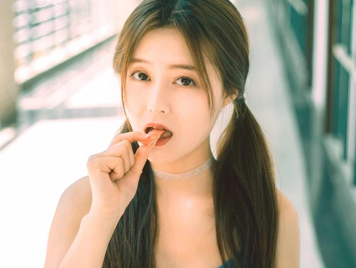 小说：古玩拍卖会，两大老板斗富，一个蜡烛都拍出了五十万