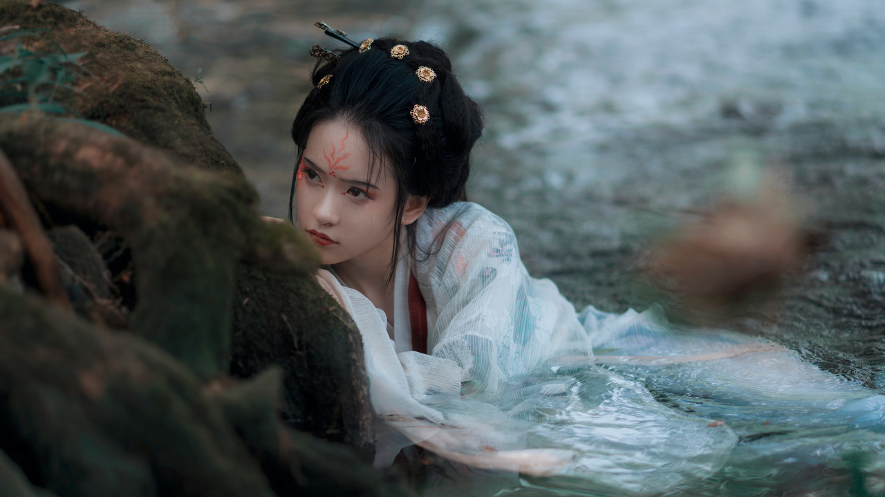 小说：她来学校第一天援助费就五百万，外加修建一个足球场和餐厅