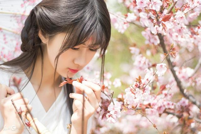 小说：后妈昨夜还咬牙切齿想掐死她，今天就差人让她去一起用午膳