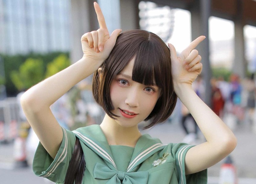 小说：他打的去银行，出租车走了十米，美女司机：给钱，到地方了