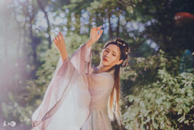 小说：她有事跟国师说，待在门口不敢进去，他让她进来，一眼沦陷