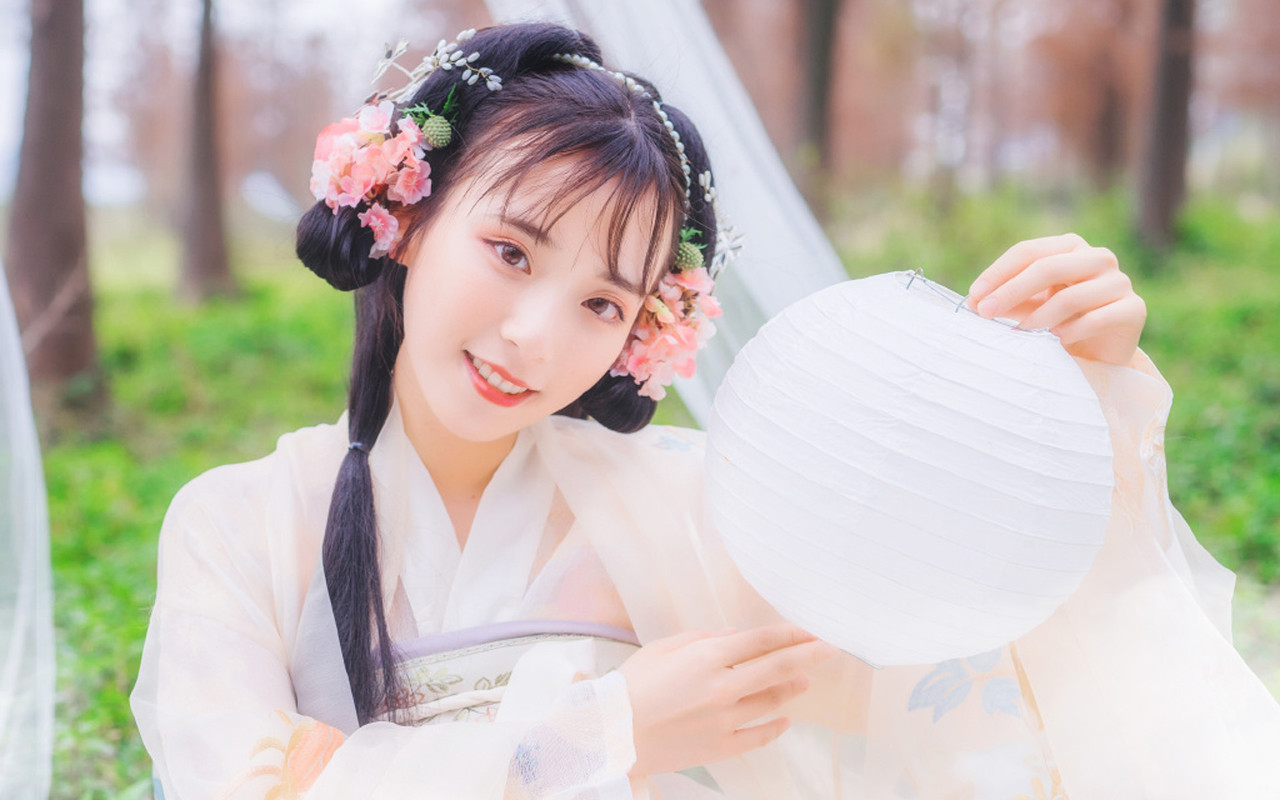 小说：搬完火盆，她的一双嫩手被冻得紫红，男人心疼她帮她搓手指