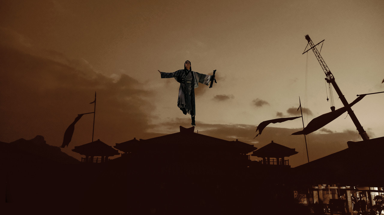 小说：他没有任何犹豫，而果断的后退，速度快的令人不可思议