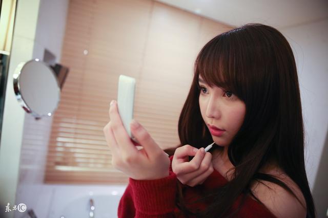 小说：绝色美女总裁对我说：男人，你是姐的，我看谁敢跟我争