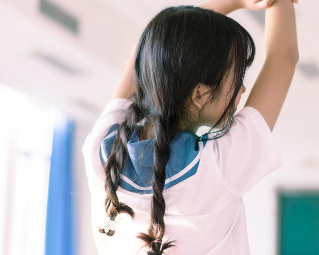 小说：未婚夫约她来酒店，说是有惊喜，她赶来赴约，见到心碎一幕