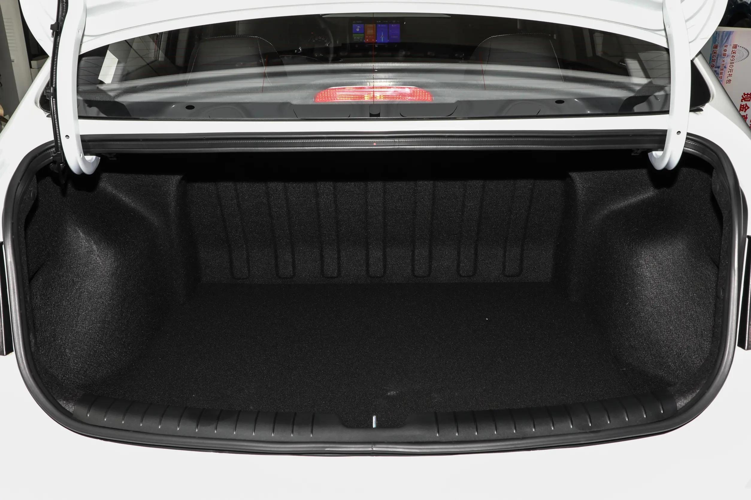 合资三厢代步买菜，便宜省油配置不错，耐用毛病少，实拍现代悦动