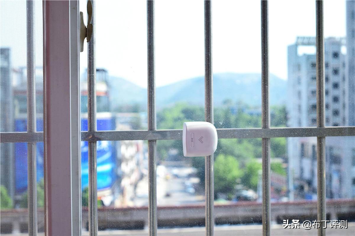 简单一贴，保护孩子爬窗还能防盗：叮零窗户限位报警体验