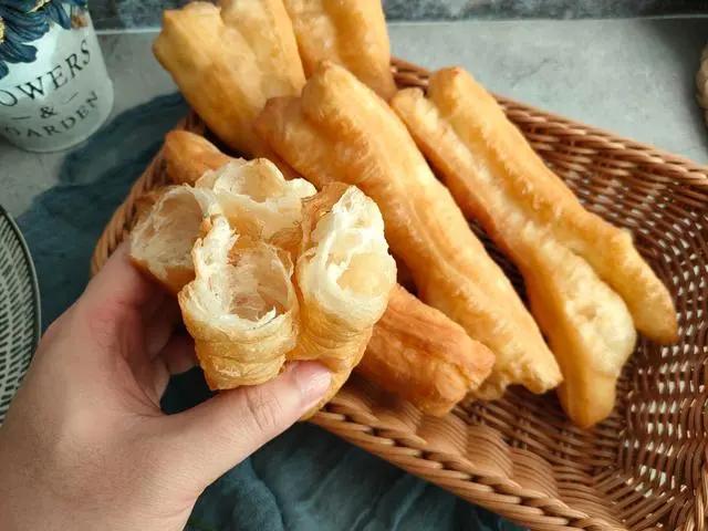 街边早餐店里30年专业炸油条秘方,早餐店油条秘制配方记住2个诀窍