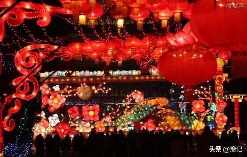 被骗灯笼下有蝎子，随着一声“轰”火，元宵也随之阑珊了