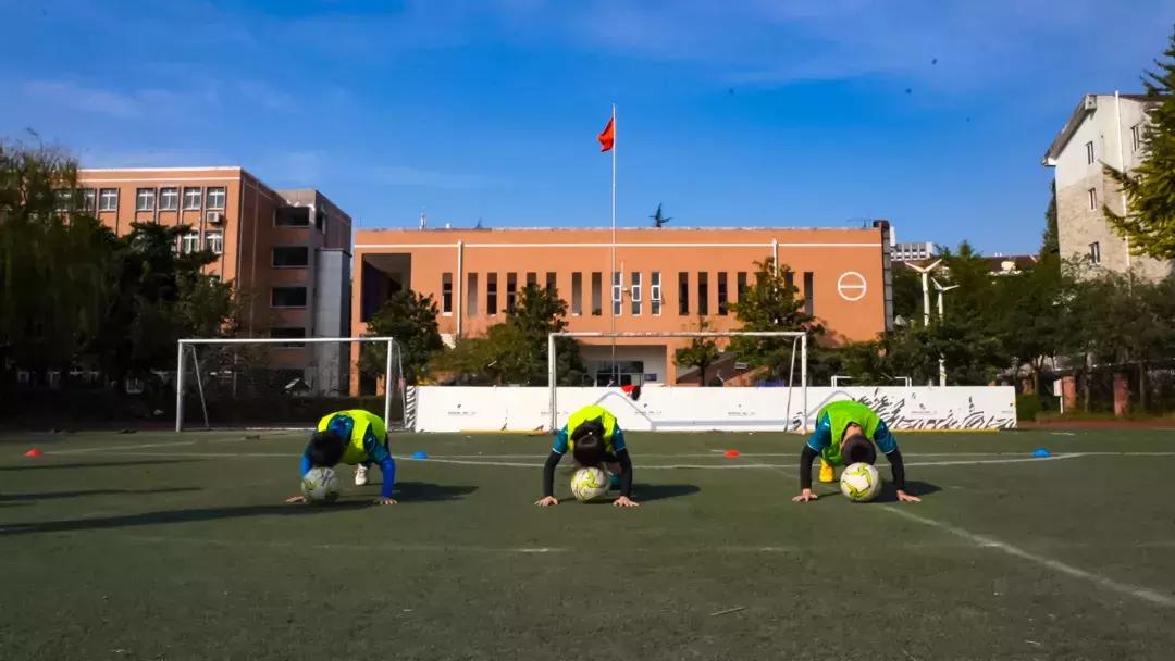 教成都学生热身操，热刺教练发现“球星潜力股”，想带回英国教！