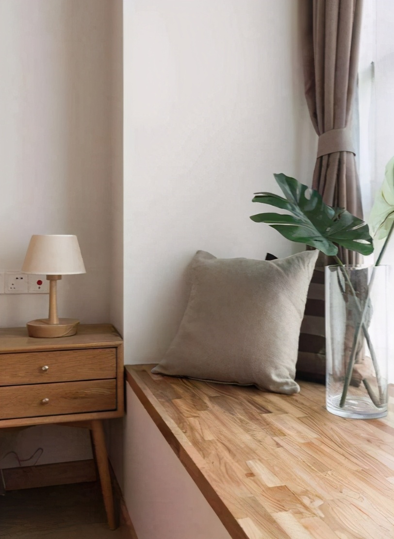 老公留了很多心眼,木地板铺在飘窗上