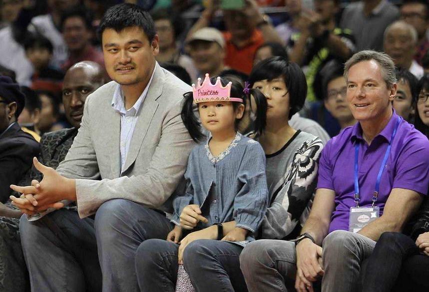 姚明带小孩游玩颐和园英文,姚明全家福一家七口