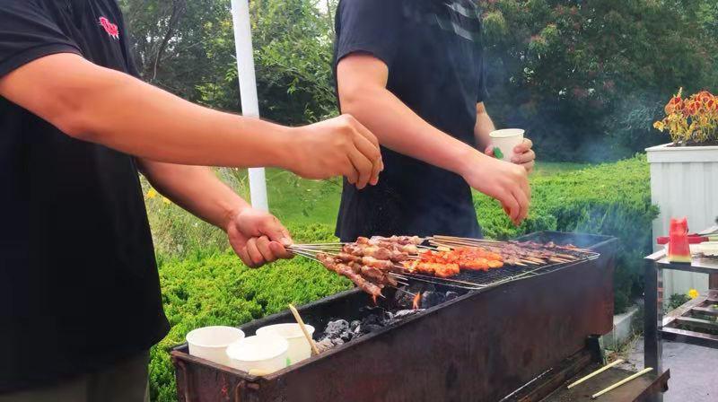 三寰牧场需要自己带锅烤肉么,三寰牧场有什么吃的