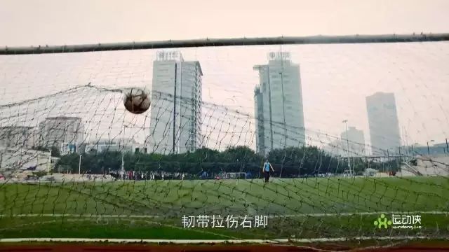 小伙展示高难度球技,男孩在众人面前展示足球技术全集