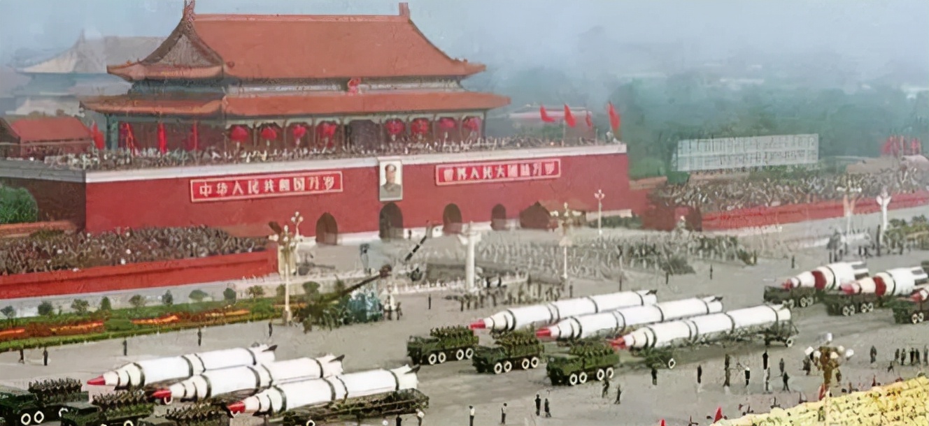 长津湖战役霍英东到底做了什么？死后竟然可以享用国葬