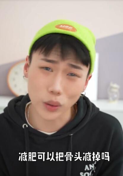 美妆网红晒华晨宇变脸过程质疑其做了3项整容手术，真的不怕被告