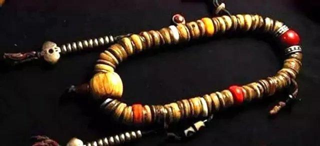 8个字概括一个人的特点,藏饰特点