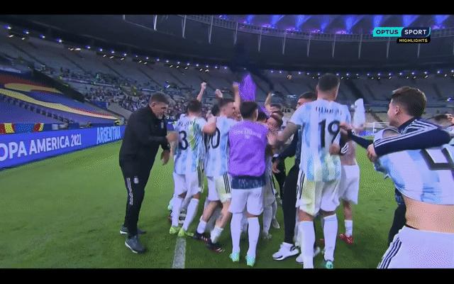 梅西第8次夺得金球奖全场起立,回忆梅西七次夺金球奖