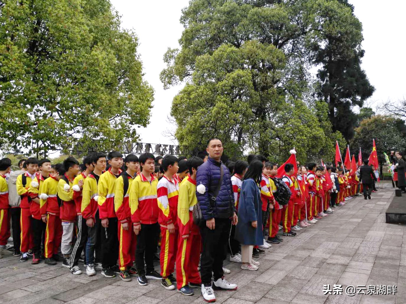 清明节扫墓纪念革命先烈学校,学校清明节缅怀先烈讲红色故事