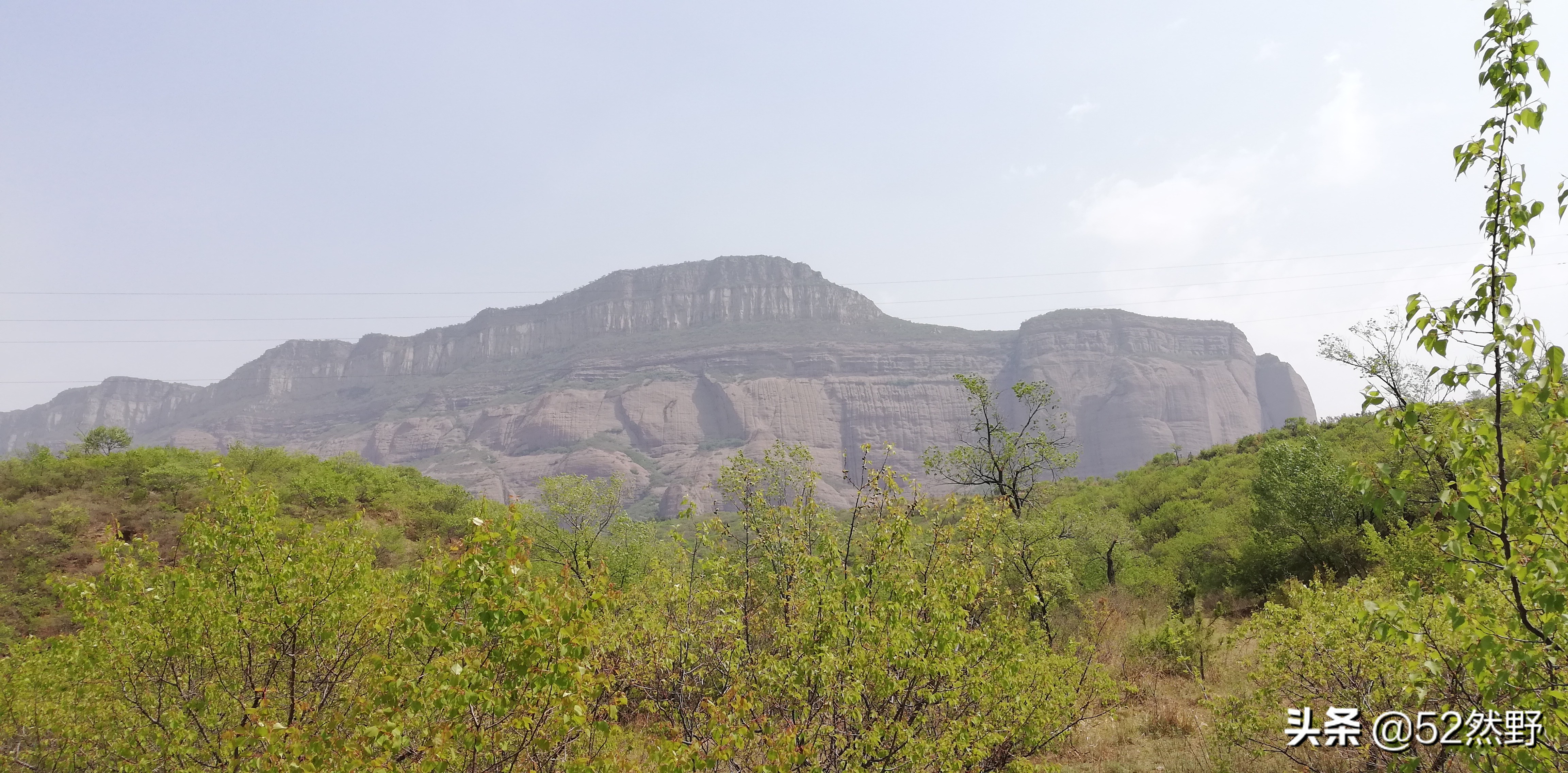 燕山唯一丹霞长嵯，山村溪水野草闲花