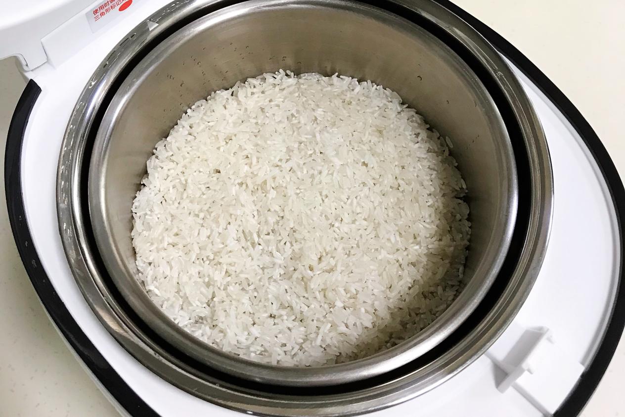 土豆豆角腊肉腊肠饭,懒人版土豆腊肠焖饭连吃2碗