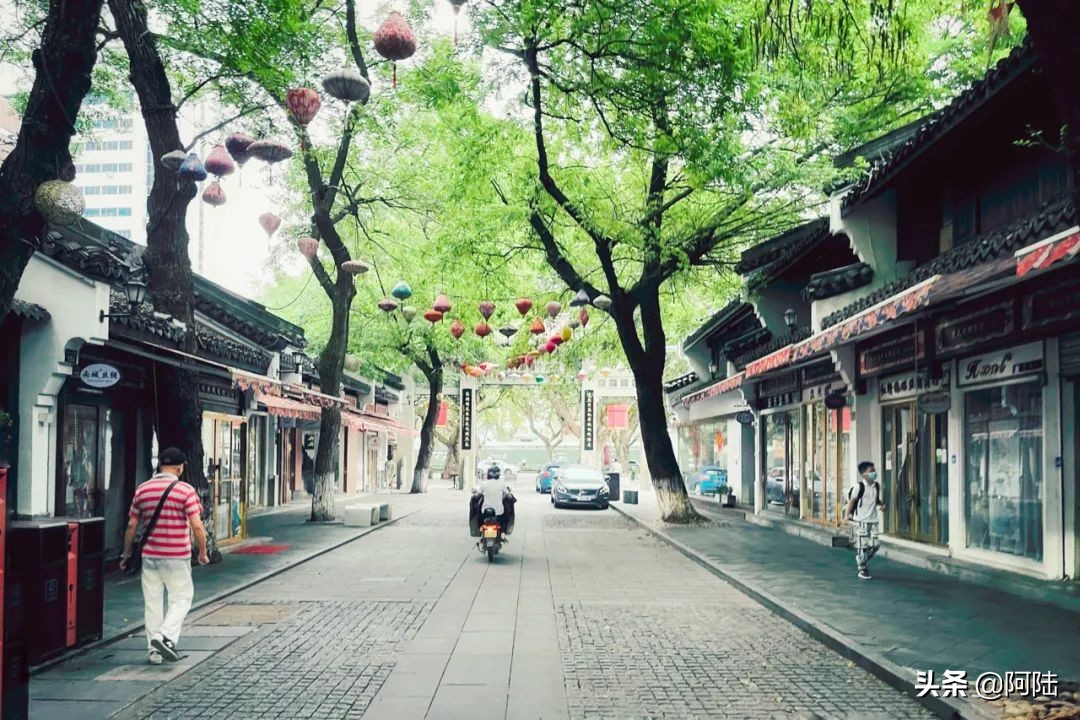 杭州老街丝绸步行街,杭州卖丝绸一条街在什么地方