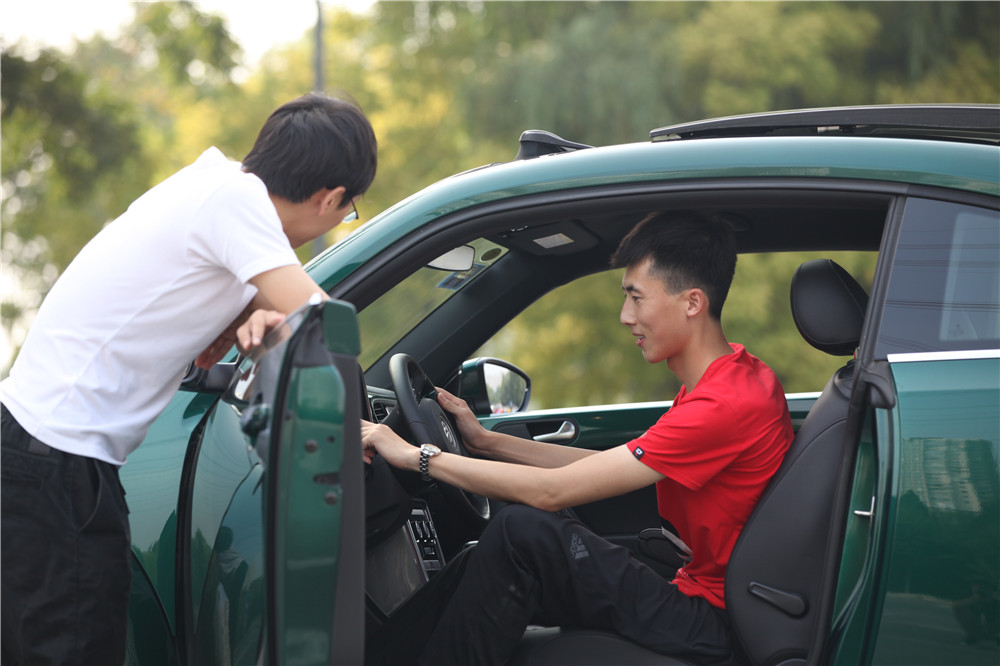 绿色甲壳虫车子视频,试驾最后一代甲壳虫