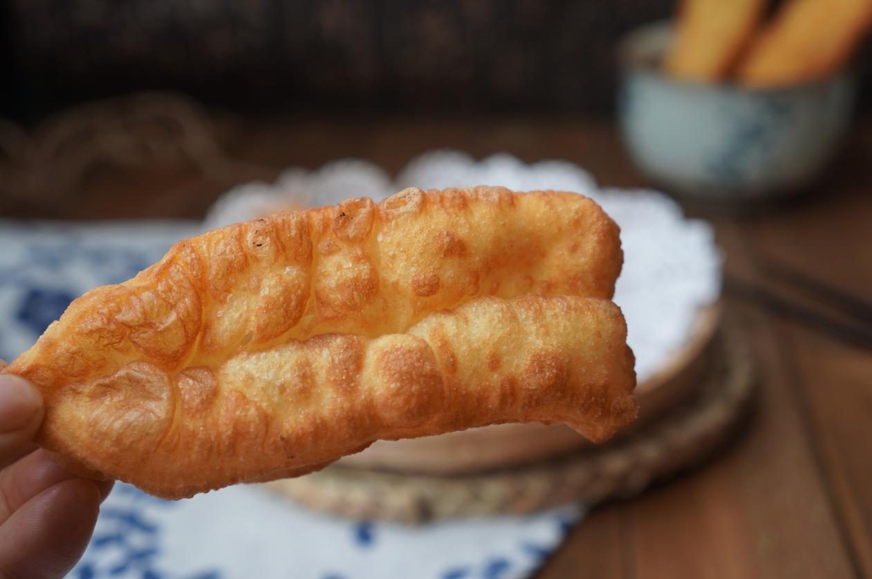 油条怎样做才能蓬松酥脆有油条粉,油条用什么方法做出来油条香脆