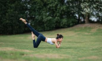 瑜伽基础入门在家练简单动作,入门瑜伽每天必练8个动作