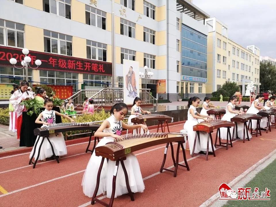 书写校园小学,写校园的一处美景三年级下册300字