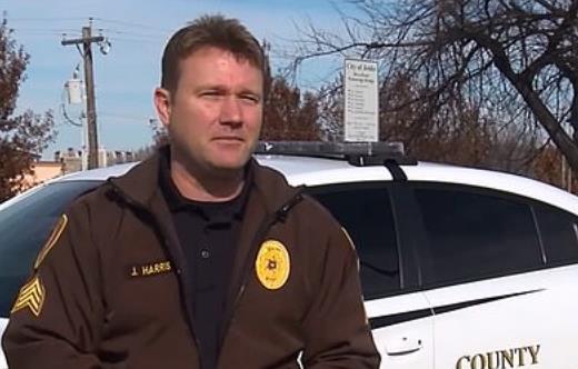 小朋友高速上不系安全带被甩出车,小孩没系安全带被甩出车视频