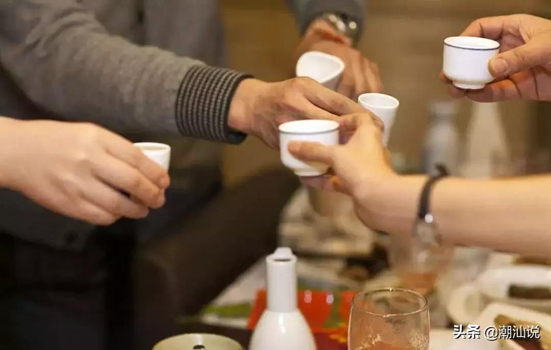 倒茶时对方敲三下桌子是什么意思,涨知识别人给你倒茶为何要敲三下