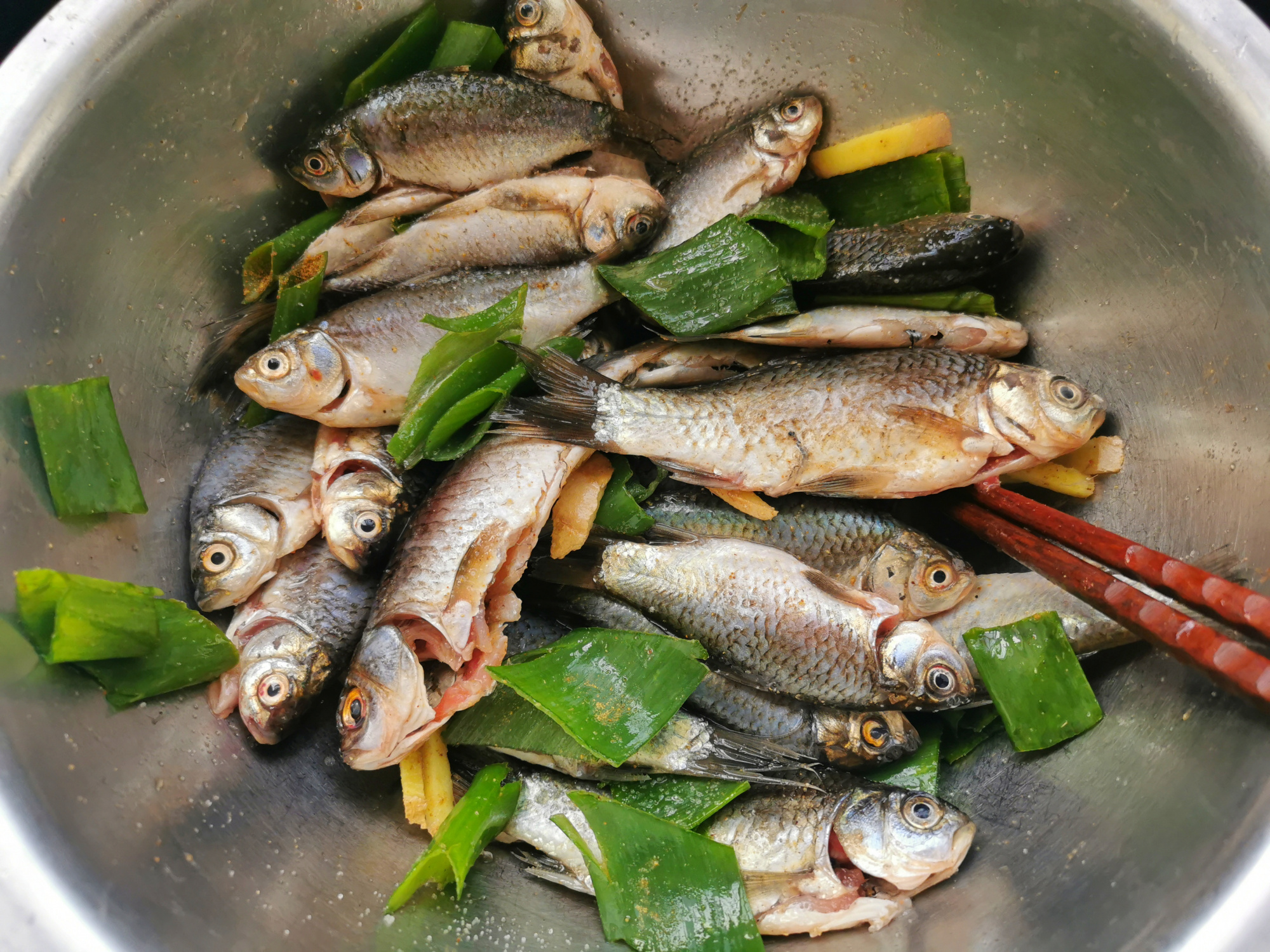 酥炸小鲫鱼怎么做不掉皮,炸小鲫鱼怎么做又酥又脆好吃