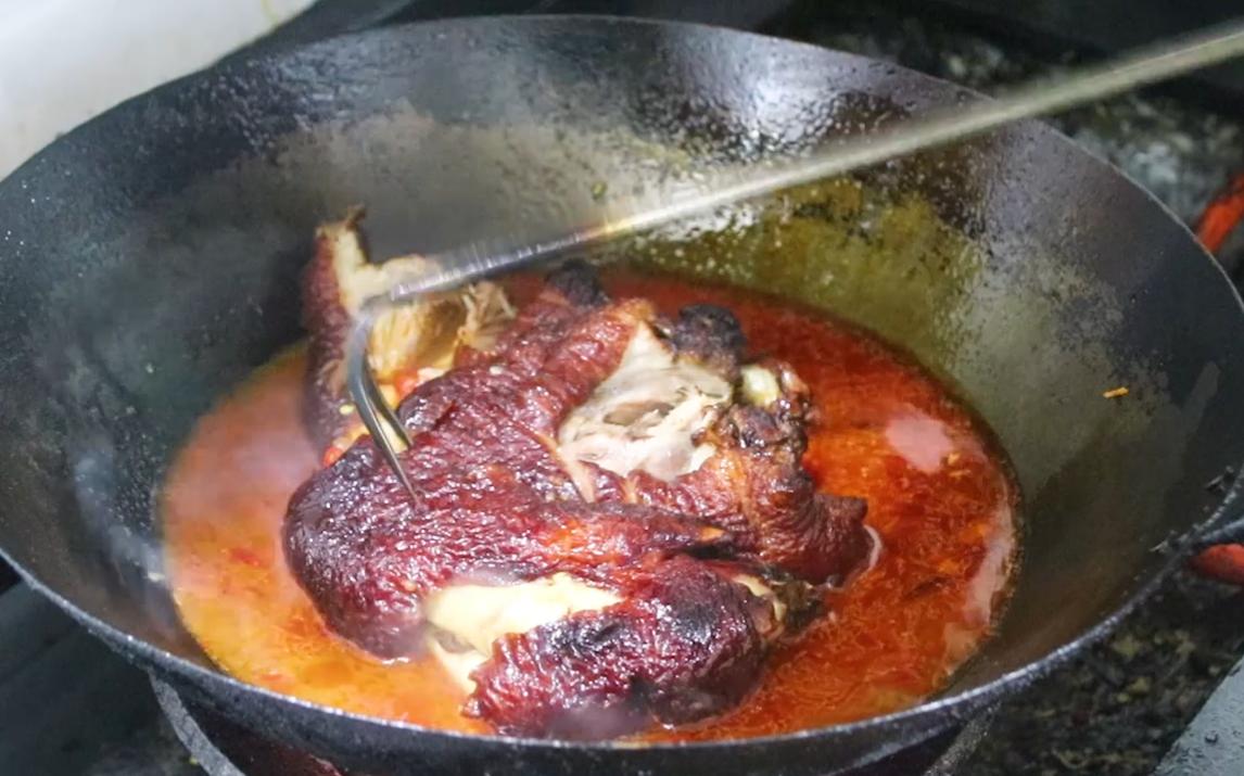 把整只猪脚往锅里一扔，做法和诀窍都告诉你，出锅馋得流口水