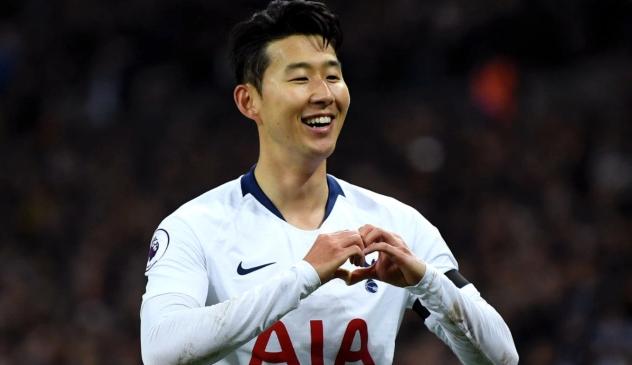 孙兴慜捧起2023亚洲金球奖,孙兴慜连续七年获得亚洲金球奖