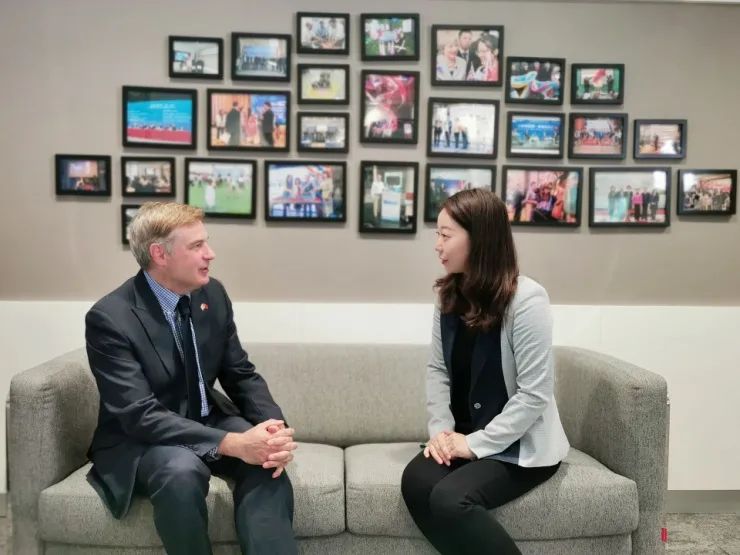 英国驻武汉总领事采访,美国驻华大使参观武汉