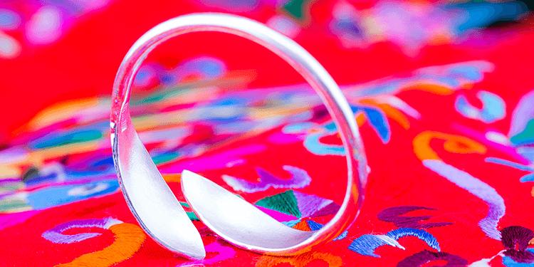 纯银饰品变色吗,纯银饰品为什么发黄