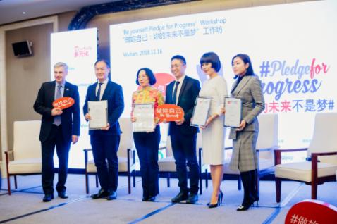 英国驻武汉总领事采访,美国驻华大使参观武汉