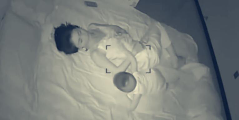 监控下的一幕宝妈带娃睡觉,宝妈带娃睡觉会更有安全感吗
