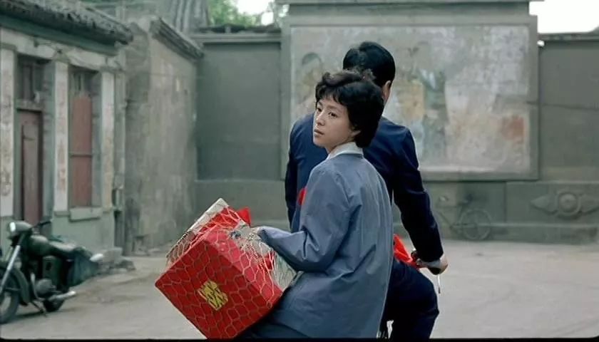 地位与张艺谋不相上下，他第一次做导演，扯掉了理想主义的遮羞布