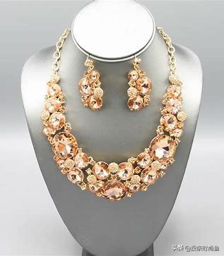 怎么挑选适合自己的配饰,配饰选择技巧