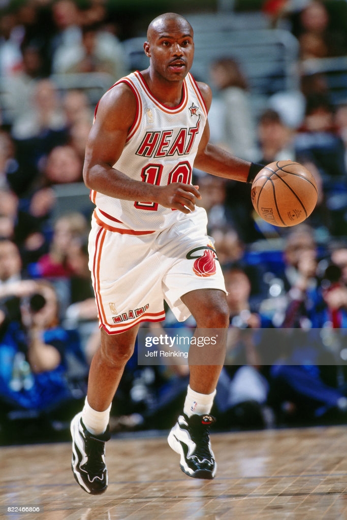 和姚明同年进入名人堂的两个人,不同年份入选名人堂的球员