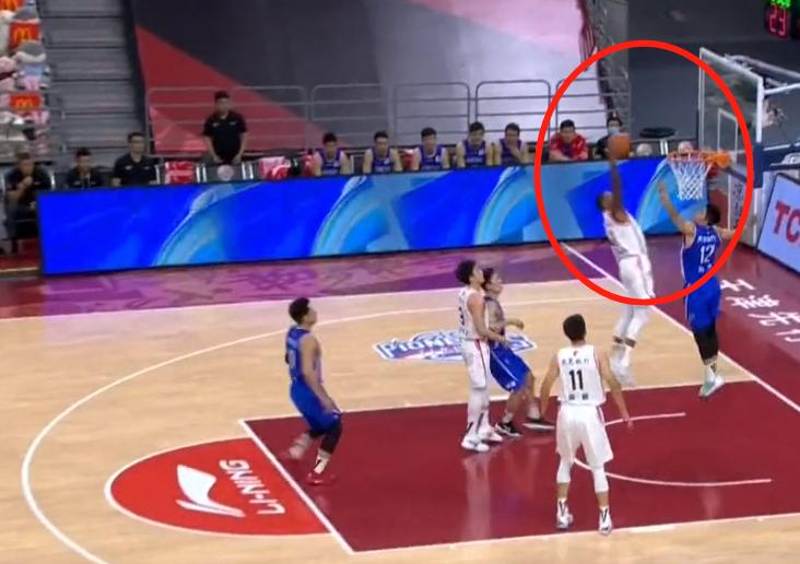 徐杰三分10投9中杜锋反应,徐杰进三分杜锋伸手击掌遭无视