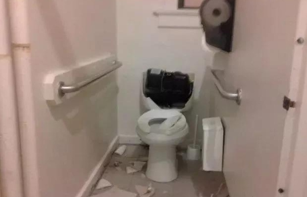 马桶裂纹导致吱吱响,马桶炸掉是怎么回事