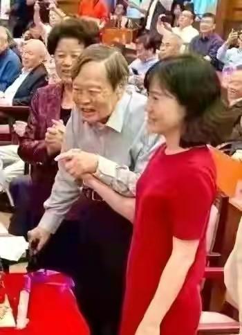 翁帆与杨振宁结婚原因,翁帆与杨振宁子女合照