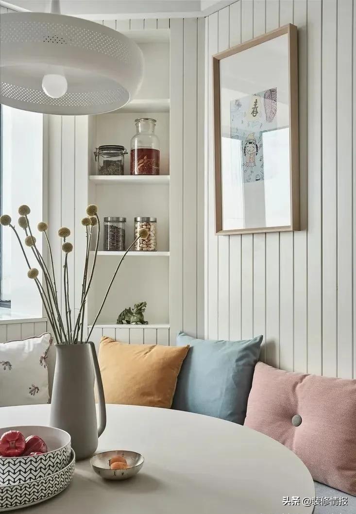 进门就是客餐厅一体卡座设计,餐厅全卡座设计效果图