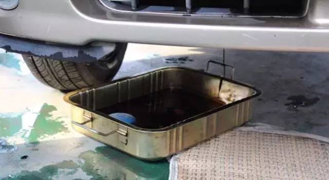 摩托车机油变黑快怎么回事,什么情况下汽车机油会变黑