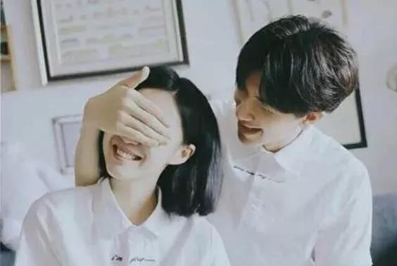 校服或许就是我们穿过的情侣装,校服是我们唯一穿过的情人装