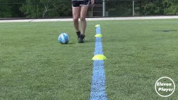 足球教学4种花式实用过人,足球发边球动作教学