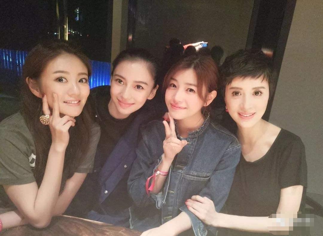 连她都要镶边合影的集会，来头这么大？